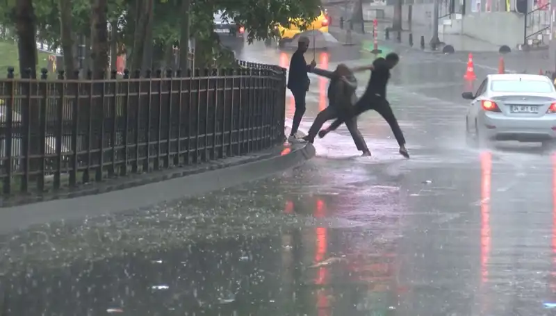 İstanbul ve İzmir'de Fırtına Alarmı: Meteoroloji'den Turuncu Kodlu Uyarı Geldi
