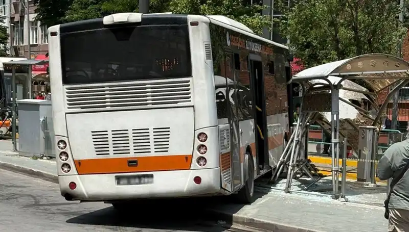 Belediye Otobüsü Tramvay Durağına Daldı: Neyin Nesi?