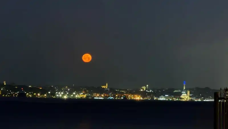 İstanbul'da Büyüleyici Çilek Dolunayı Manzaraları Sonbahara Renk Katıyor