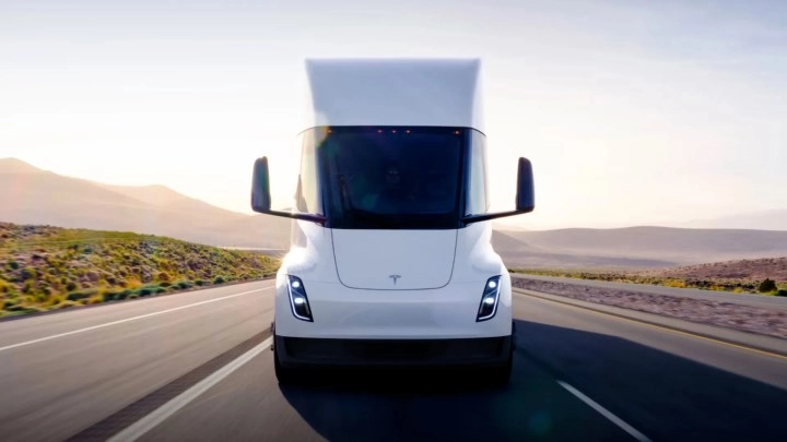 Tesla Semi Yangınına Müdahale İçin 190 Ton Su Kullanıldı