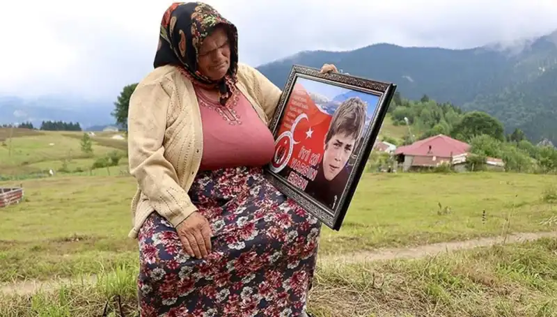 : DEM Parti'den Eren Bülbül'ün Annelerine Özel Bayram Kutlaması