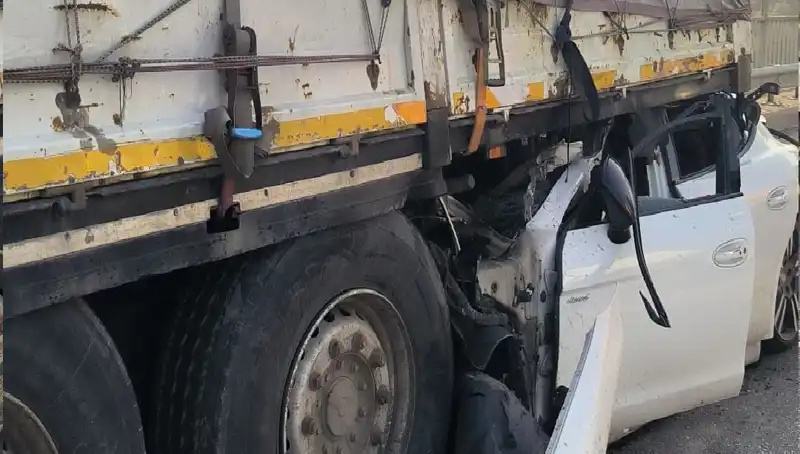 TIR'a Arkadan Saplanan Ok Dikkatleri Üzerine Çekti: Kaza Anı Kamerada!