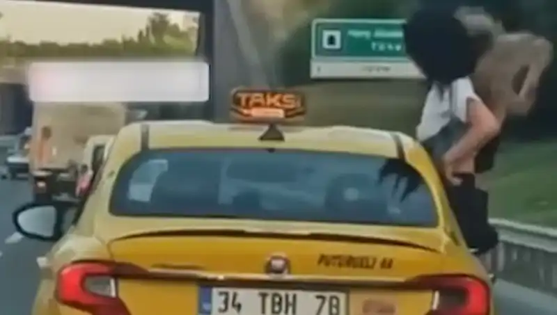 TEM Otoyolu'nda Şok Eden Anlar: Taksinin Camından Sarkan Gençler