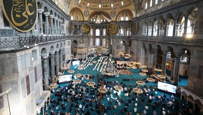 Ayasofya’nın Kapısını Kıran Sanığa Verilen Hapis Cezası Gündem Oldu