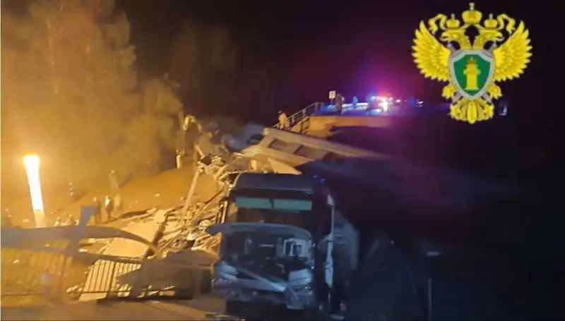 Rusya'da Şok Edici Olay: İki Köprü Çöktü, Trenler Raydan Çıktı