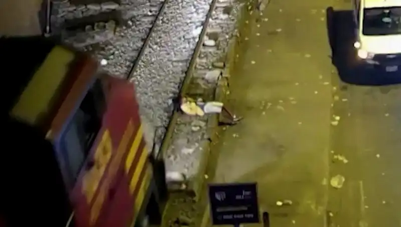 Tren Kazasından Saniyeler İçinde Kurtulup Yürüyen Genç Adamın Hikayesi