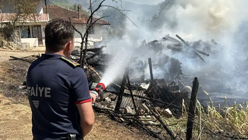 Evde Çıkan Yangın Ormanlık Alana Sıçradı: Ekipler Seferber Oldu