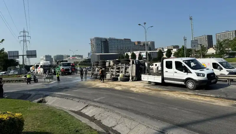 D-100 Yan Yolda Beton Mikseri Devrildi: Flaş Gelişmeler