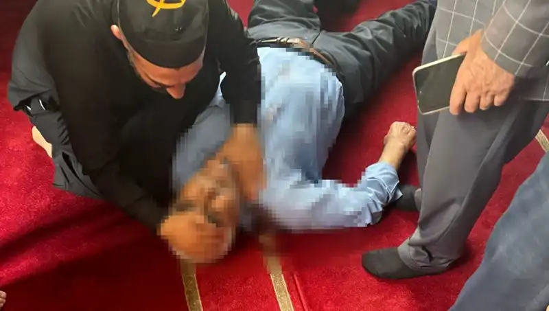 Camide Namaz Kılarken Yaşanan Şok Olay: Bıçaklı Saldırı