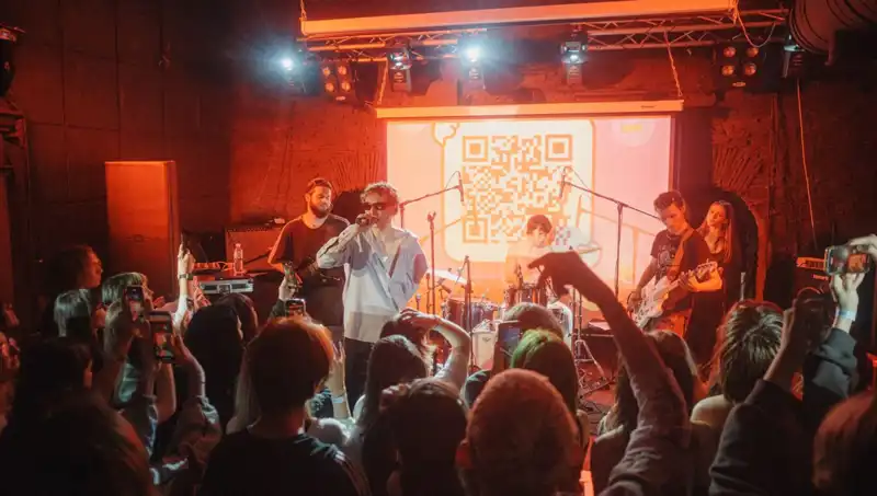 Savaşın Ortasında Sanat: Şehrin Bir Noktasında Saldırı, Diğerinde Konser