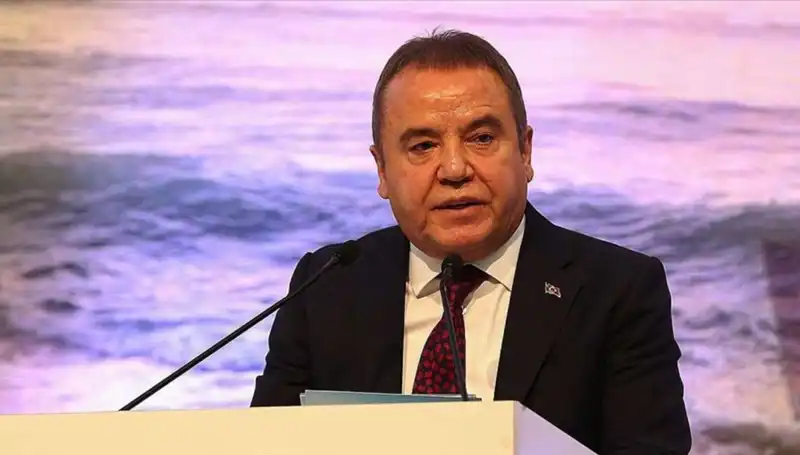 Antalya'nın Dinamik İsimlerinden Muhittin Böcek: Hayatı ve Siyaset Yolculuğu