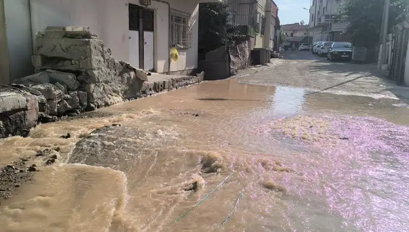 Çarşıda İçme Suyu Krizi: Patlayan Hat Dükkanları Su İçinde Bıraktı