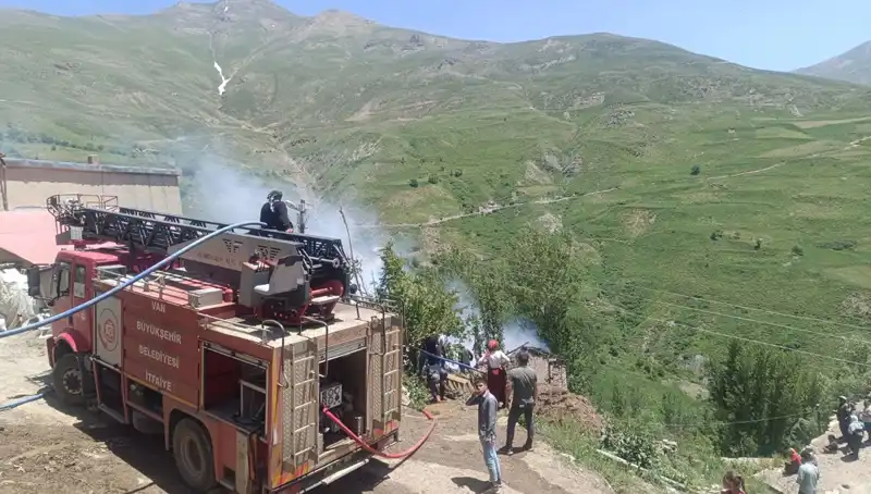 Van'da Ev Yangınında Küçük Bir Çocuğun Hayatını Kaybetmesi Şok Etti