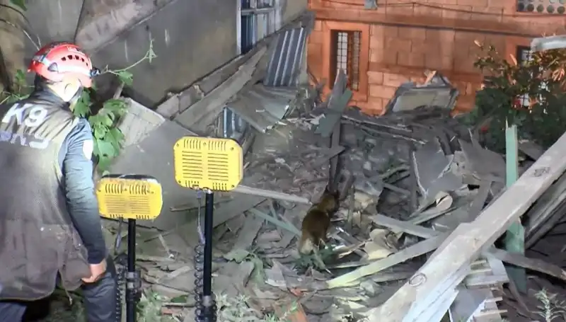 İstanbul'da Deprem Sonrası Hasar Alan Bir Bina Çöktü: Can ve Mal Kaybı Olmaması İyi Haber