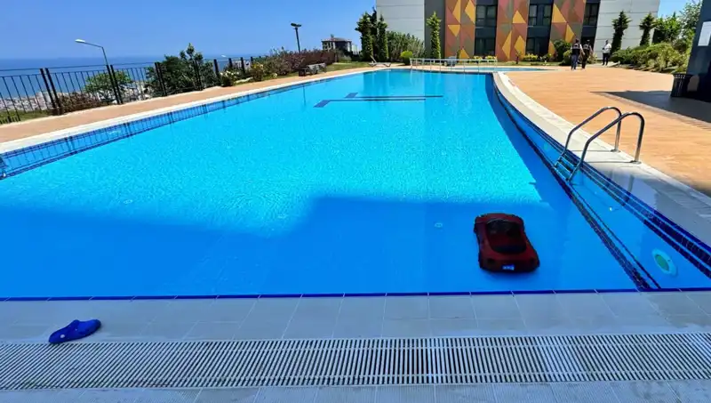 Dünyayı Sarsan Olay: 4 Yaşındaki Çocuk Akülü Arabasıyla Havuzda Boğulma Tehlikesi Geçirdi