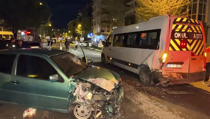 Otomobil Servis Minibüsüne Çarpınca 6 Kişi Yaralandı!