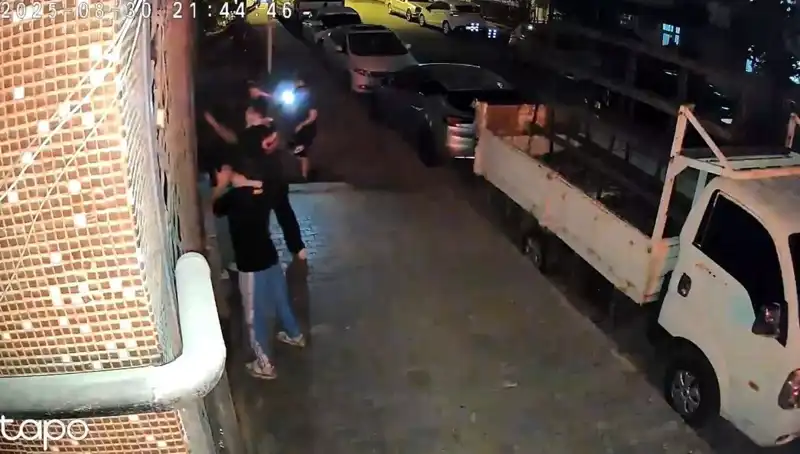 "Abinin Selamı Var" Diyerek Saldırdılar: Etek Giydirip Darp Ettiler