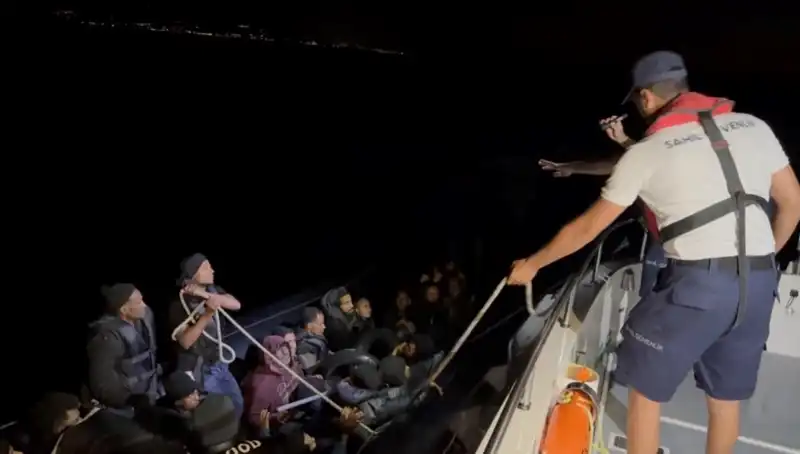 Çeşme'de Denizde Sürüklenen 42 Kaçak Göçmen Kurtarıldı: O Anlar Yaşandı