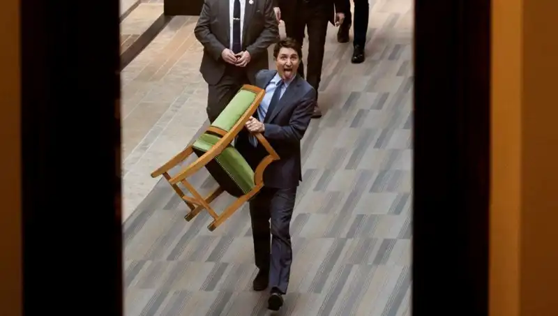 Trudeau, Veda Ettiği Sandalyeyi de Yanında Götürdü: Halk Ne Dedi?