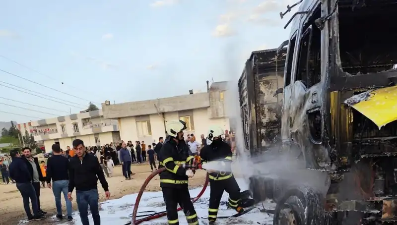 Park Halindeki İki TIR'ın Yangın Anı Güvenlik Kamerasına Yansıdı