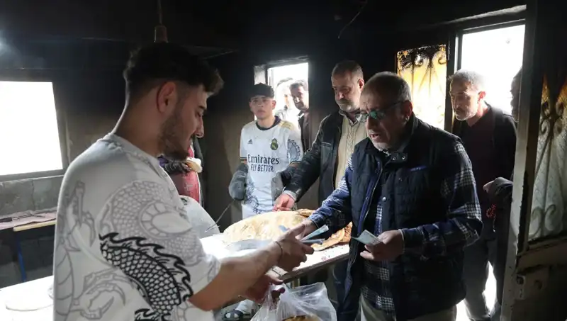 Ekmek İçin 7 Kilometre: Saat 15.00'te Yoğunluk Başlıyor!