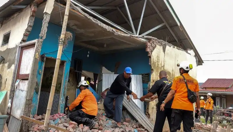 Endonezya’da Şiddetli Deprem: 5,7 Büyüklüğünde Sarsıntı 8 Evi Yerle Bir Etti