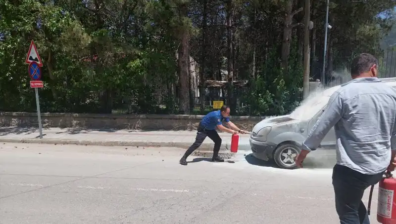 Emniyet Binası Önünde Patlayan Araç, Polis Ekipleriyle Söndürüldü!