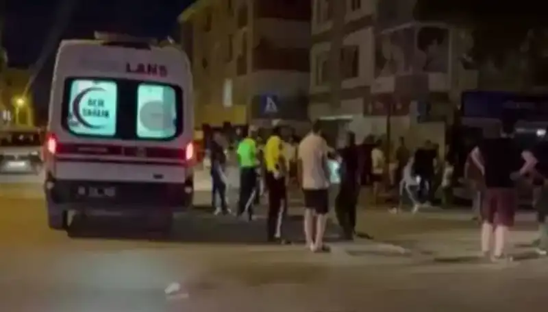 Alkollü Sürücü, Tartıştığı Yayaları Kamyonetle Ezdi! Olay Anı Şok Edici