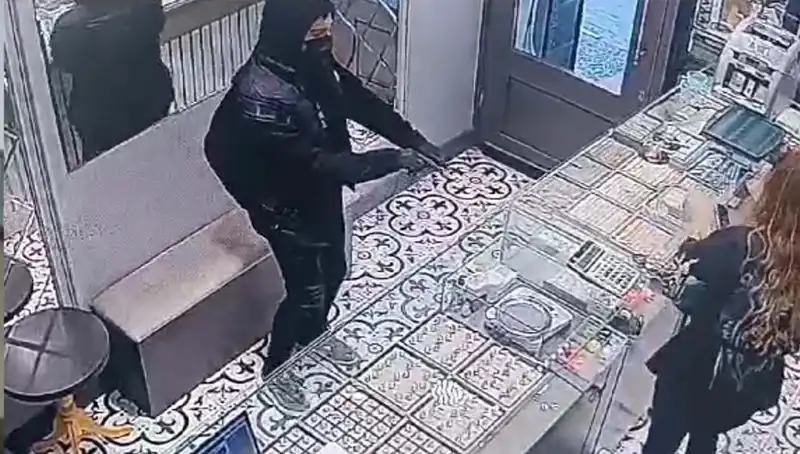 Soygun Girişimi, Şehir Merkezinde Gizli Bir Dolaba Takıldı!