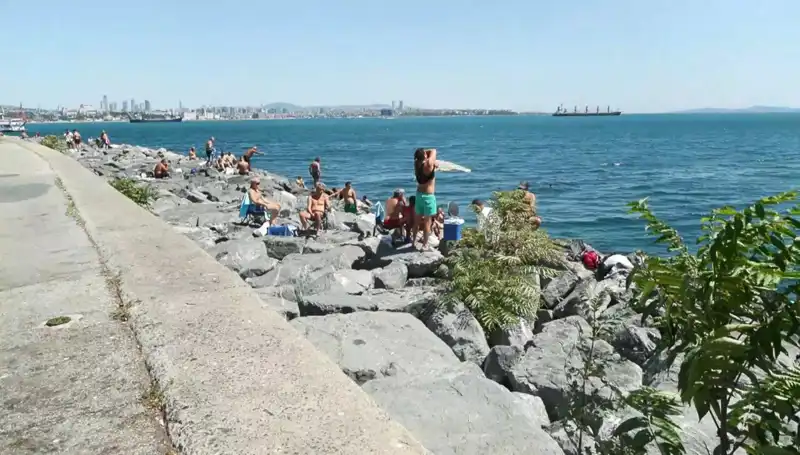 İstanbul'da Bahar Havası: İstanbullular Sahile Akın Etti!