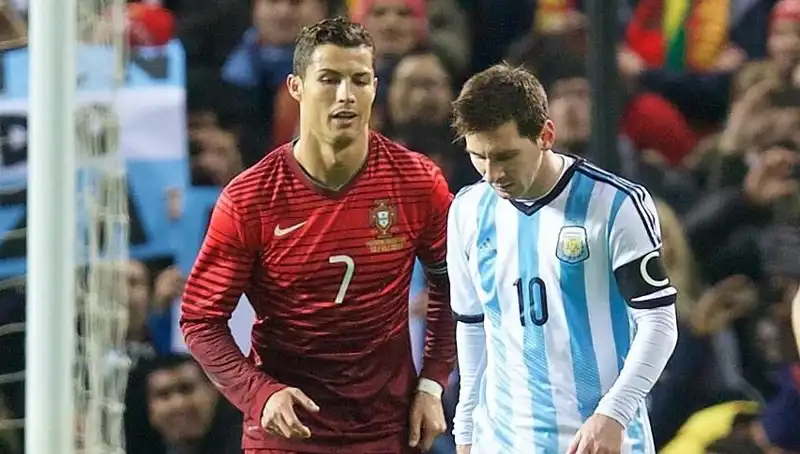 Ronaldo, Messi'ye Fark Atarak Futbol Dünyasında Yeni Bir Rekora İmza Attı