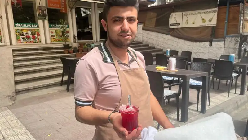Haziran Sıcağında Dağların Zirvesindeki Karın Büyüleyici Dönüşümü