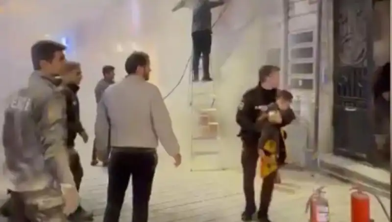 Beyoğlu'nda Korkutan Duman: Büfede Mahsur Kalan Çocuk Kurtarıldı!