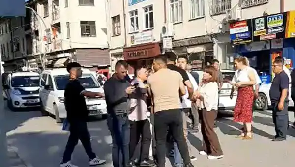 Gazinin Trafikte Darp Edildiği Anlar Kameralara Yansıdı: Olayın Ardındaki Gerçekler