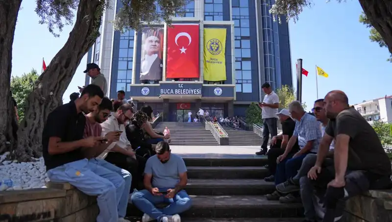 İşçiler Ücretlerini Alamayınca Sokaklarda Oturma Eylemi Başlattı