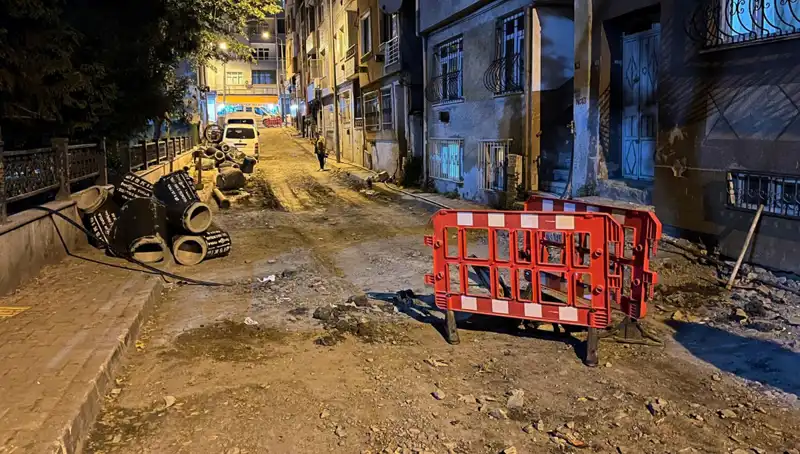 Bayrampaşa'da Altyapı Çalışmalarında Sıcak Gelişme: Rögar Kapağı Patladı!