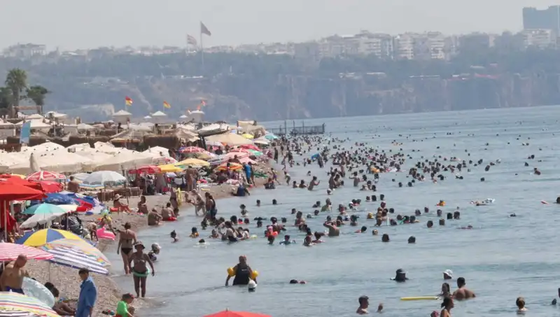 Antalya'da Deniz Suyu Sıcaklıkları Rekor Kırıyor: Tatilcilerin İlgisi Artıyor