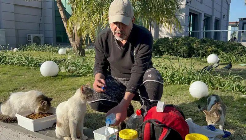 59 Yaşındaki Adamın Her Gün 8 Kilometre Yürüyerek Gösterdiği Müthiş Merhamet