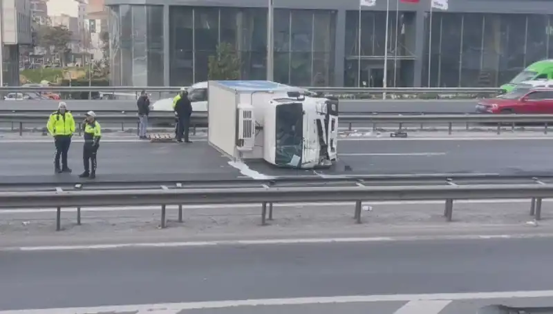 Basın Ekspress Yolu'nda Kamyonet Devrildi: Trafik Durma Noktasına Geldi
