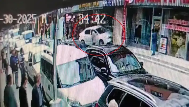 Alkollü Sürücü, Mağazaya Dalınca İki Çocuk Mahsur Kaldı!