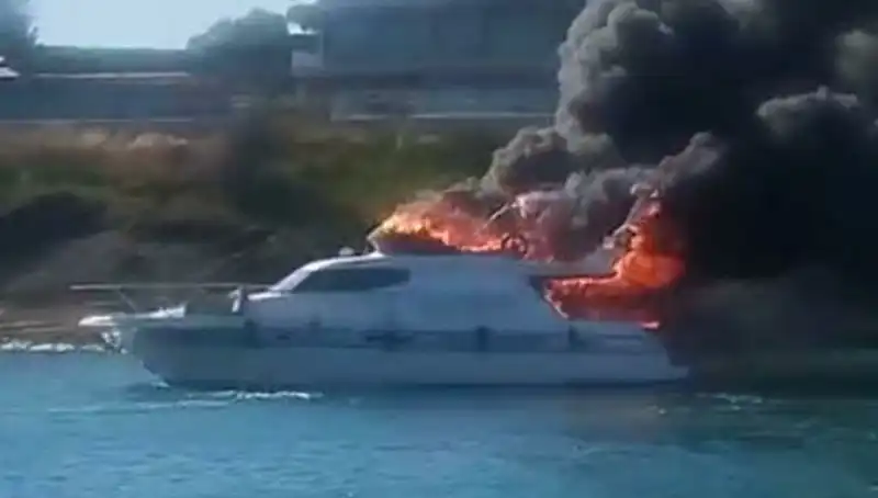 Çeşme Marina'da Motoryat Alev Alev Yandı: Olayın Detayları