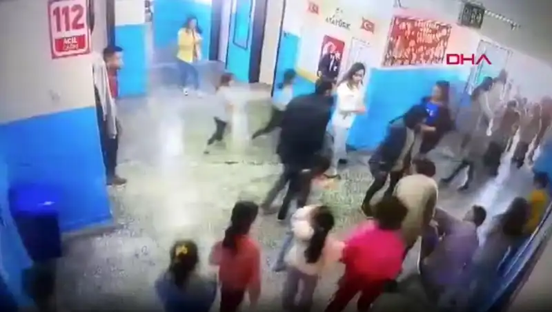 Baygın Öğrenciyi Kurtaran Müdür Yardımcısının Cesareti Ve Hızlı Refleksi