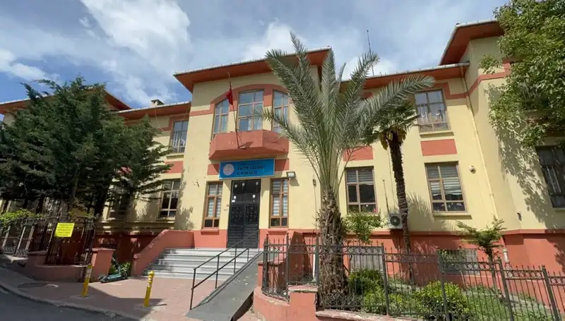 Depremde Hasar Gören Okullar Boşaltıldı: Eğitime Etkileri Neler Olacak?