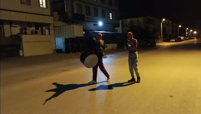Erzincan'da Sahur Geleneği: "Örümcek Adamlar" Sokaklarda Coşku Yarattı