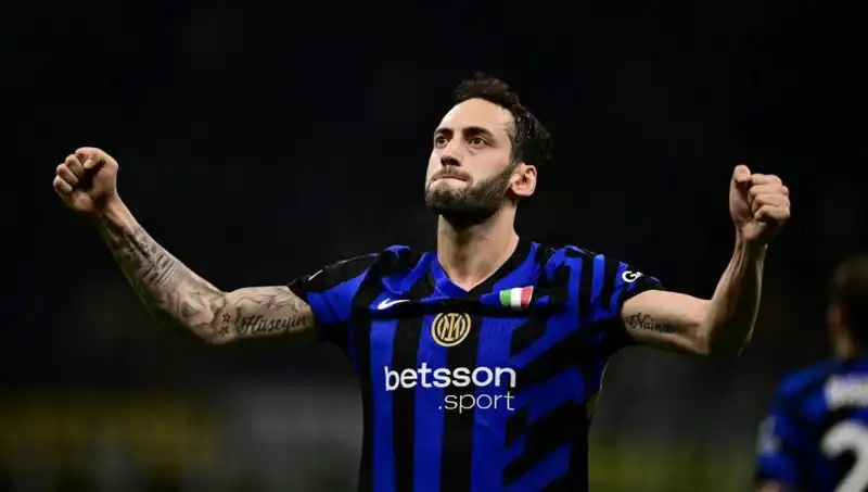Hakan Çalhanoğlu, Tatilini Bölerek Inter İçin İstanbul'da Kritik Görüşme Yaptı