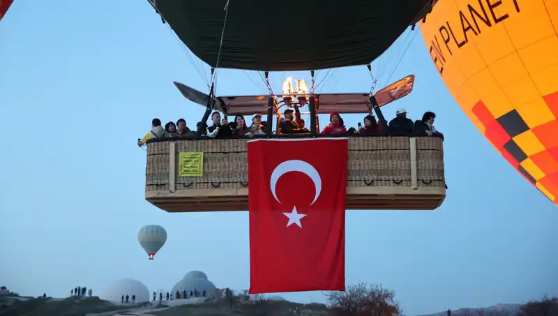 Kapadokya'da 23 Nisan Coşkusu: Türk Bayraklarıyla Süslenen Balonlar Havalandı