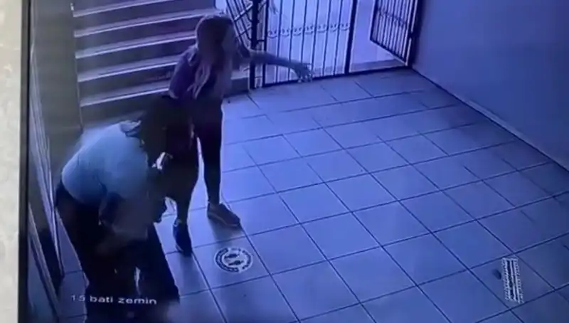 Öğretmen, Heimlich Manevrası’yla Öğrencisinin Hayatını Kurtardı!
