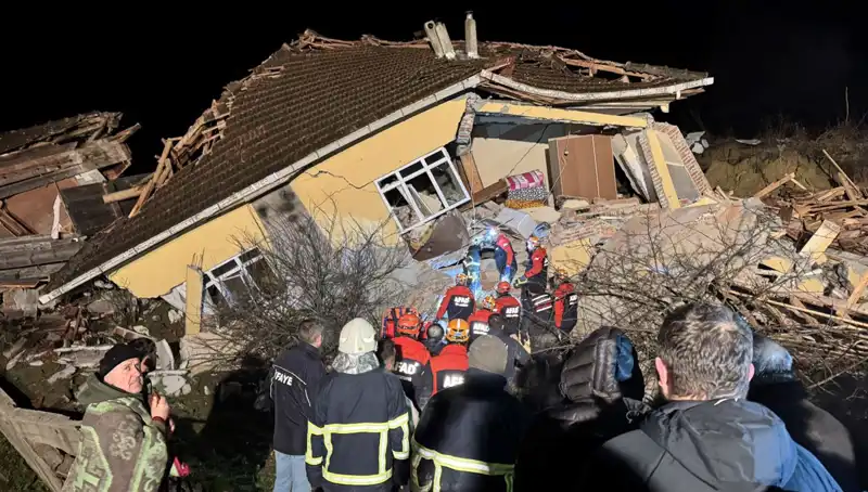 Sinop'ta Heyelan Nedenleri ve Sonuçları: 3 Ev Yıkıldı