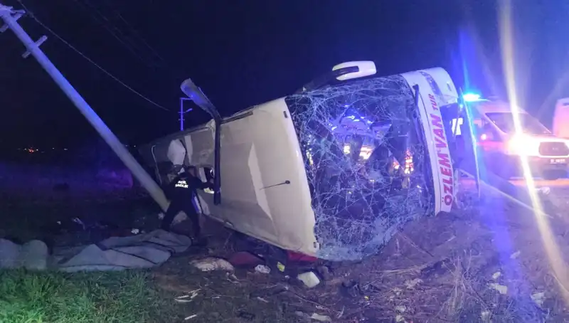 Van'da Yolcu Otobüsü Devrildi: 28 Kişi Yaralandı, Kazanın Sebepleri Merak Ediliyor