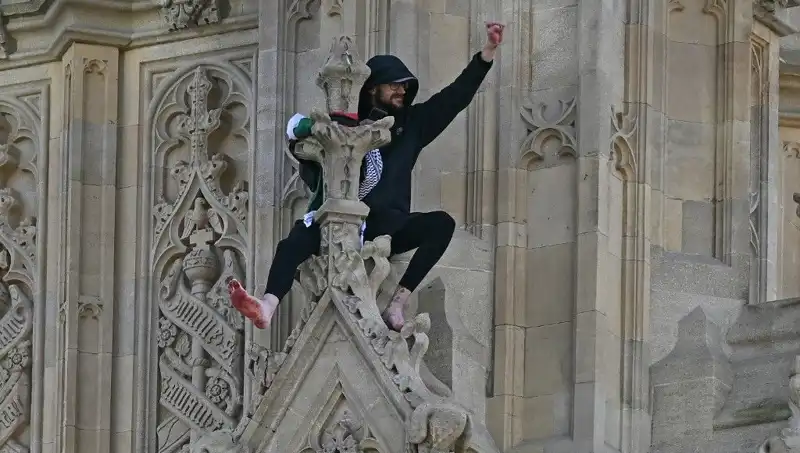Londra’da Filistin Protestosu: Aktivist Big Ben Kulesi’ne Bayrakla Tırmandı